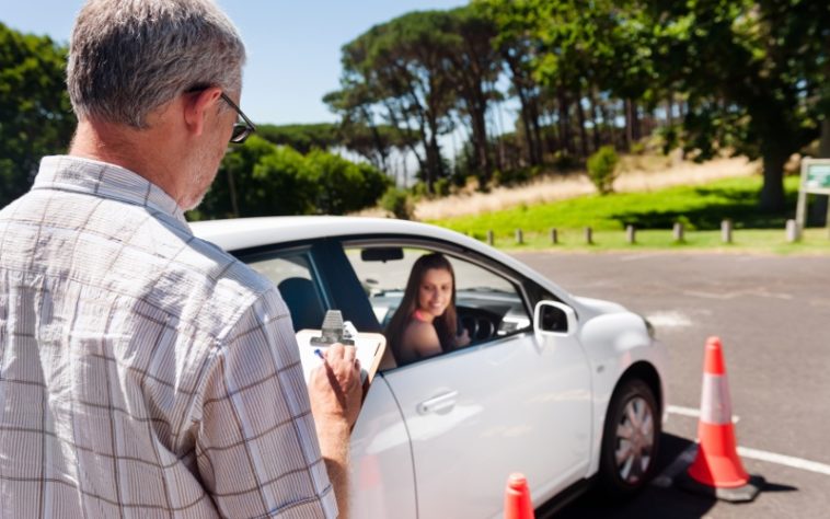 How Do You Choose A Driving School For Teens?